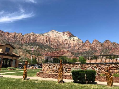 Hotel Bumbleberry Inn