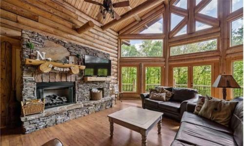 Luxury Log 7bed/6.5bath Cabin: Theater, Game Room, 7 Acres!