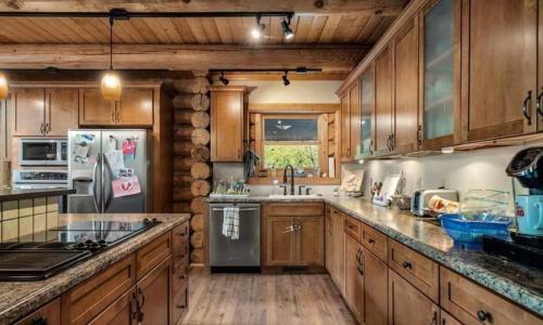 Luxury Log 7bed/6.5bath Cabin: Theater, Game Room, 7 Acres!