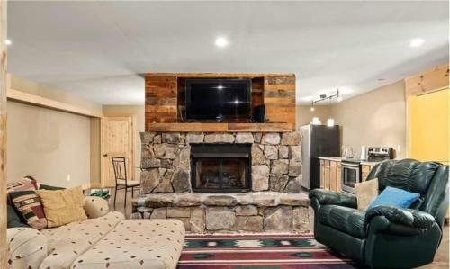 Luxury Log 7bed/6.5bath Cabin: Theater, Game Room, 7 Acres!