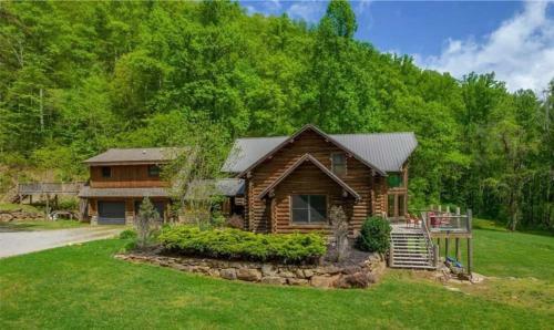 Luxury Log 7bed/6.5bath Cabin: Theater, Game Room, 7 Acres!