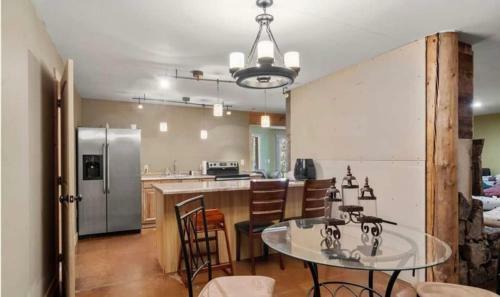 Luxury Log 7bed/6.5bath Cabin: Theater, Game Room, 7 Acres!