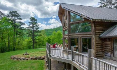 Luxury Log 7bed/6.5bath Cabin: Theater, Game Room, 7 Acres!