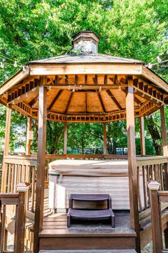 University Escape With Hot Tub And Fire Pit