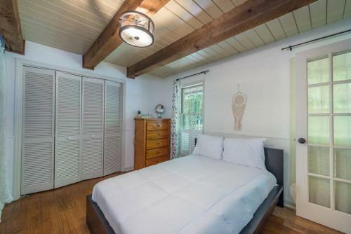 Riverfront Retreat- Relax And Hear The River Flow