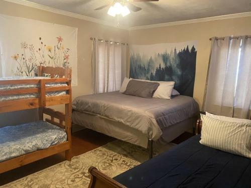 Private Mountain Cottage On 7 Acres & Creek