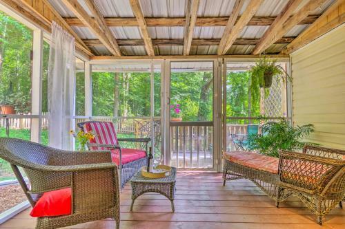 The Country Cottage In Union Mills With Pool!