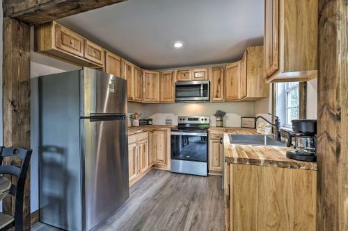 Hilltop Hideaway With Scenic Views And Hot Tub!