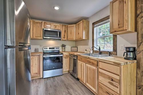 Hilltop Hideaway With Scenic Views And Hot Tub!