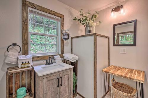 Hilltop Hideaway With Scenic Views And Hot Tub!