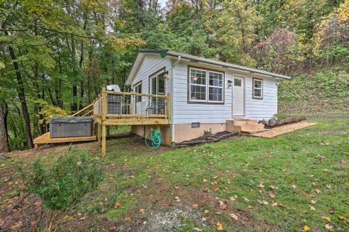 Hilltop Hideaway With Scenic Views And Hot Tub!