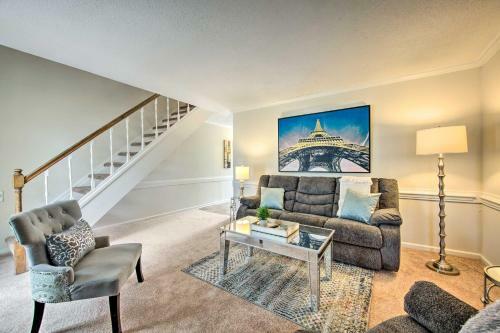 Cozytownhome With Deck Near Hospital!