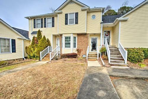 Cozytownhome With Deck Near Hospital!
