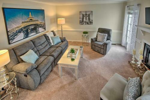 Cozytownhome With Deck Near Hospital!