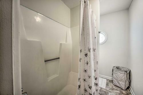Cozytownhome With Deck Near Hospital!