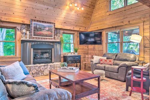 Waynesville Cabin With Hot Tub And Mountain Views