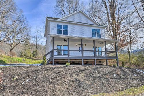 Walk To Downtown! Newly Built Home With Hot Tub