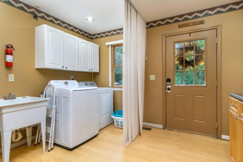 Newly Listed! Rustic Mountain Getaway Cabin In Waynesville, Nc