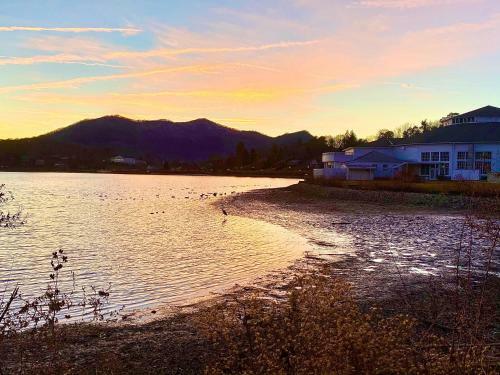 Walk To Lake Junaluska*close To Downtown Waynesville