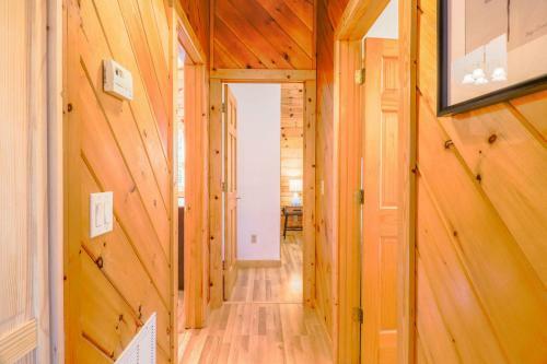 New Wandering Bear Cabin W/ Hot Tub+mountain Views