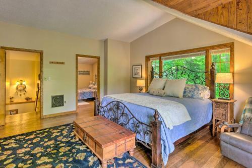 Charming Storybook Hideaway With Fire Pit And Deck!
