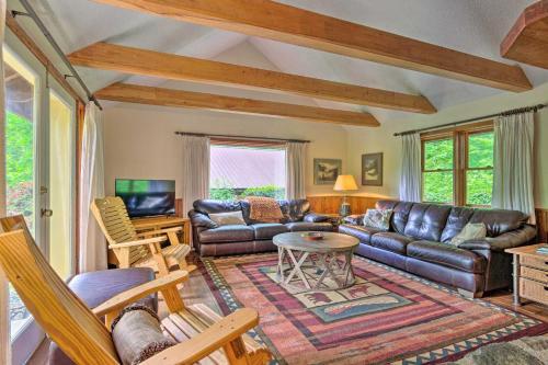 Charming Storybook Hideaway With Fire Pit And Deck!