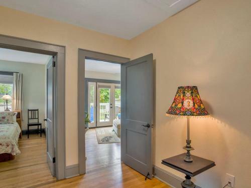 123 Great Location. Beautiful. Spacious And Cozy. Full Kitchen/grill. Love!