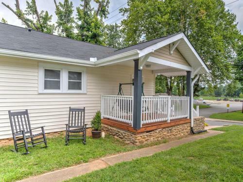 123 Great Location. Beautiful. Spacious And Cozy. Full Kitchen/grill. Love!