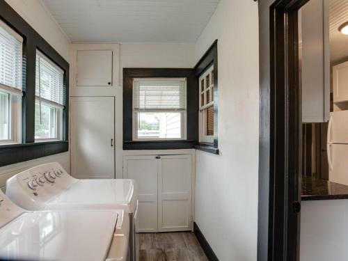 123 Great Location. Beautiful. Spacious And Cozy. Full Kitchen/grill. Love!