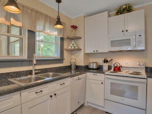 123 Great Location. Beautiful. Spacious And Cozy. Full Kitchen/grill. Love!