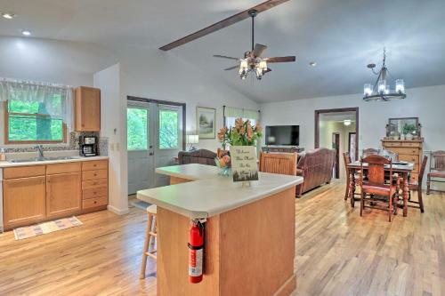 Creekside Home With Fire Pit, Less Than 15 Mi To Hiking
