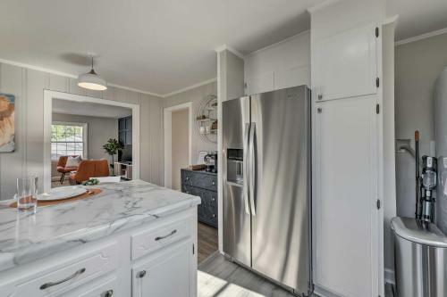 Mid-century Modern Cottage In Ardmore Area!