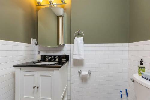 Renowned Historic Home Downtownacross From Park