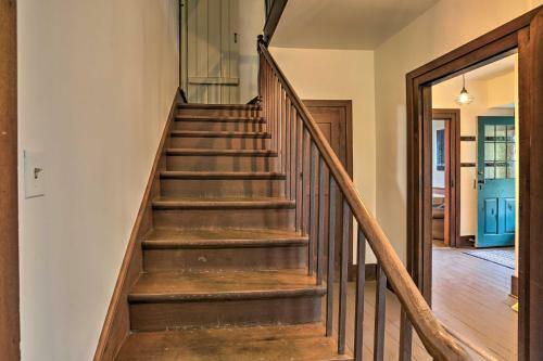 Timeless Winesburg House With Private Balcony