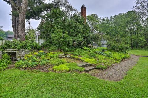 Timeless Winesburg House With Private Balcony