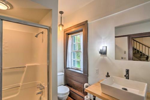 Timeless Winesburg House With Private Balcony