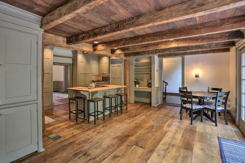 Timeless Winesburg House With Private Balcony