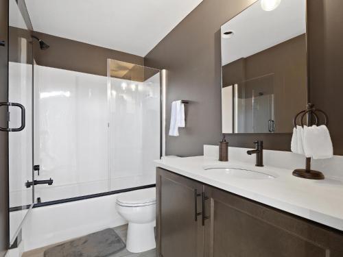 Luxury Condo Minutes From Downtown B4