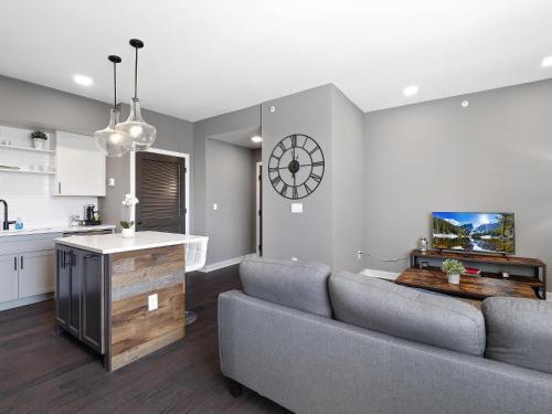 Luxury Condo Minutes From Downtown B4