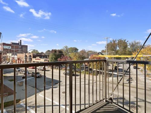 Luxury Condo Minutes From Downtown B4
