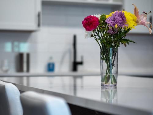 Luxury Condo Minutes From Downtown B4