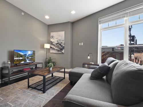 Luxury Condo Minutes From Downtown B4