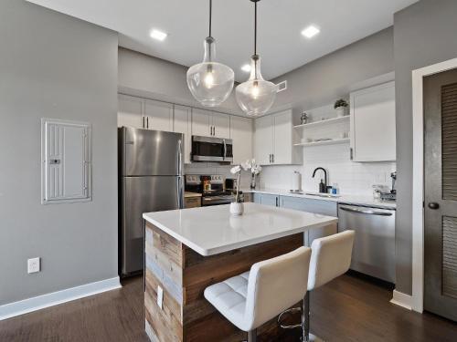 Luxury Condo Minutes From Downtown B4