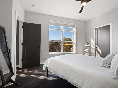 Luxury Condo Minutes From Downtown B4