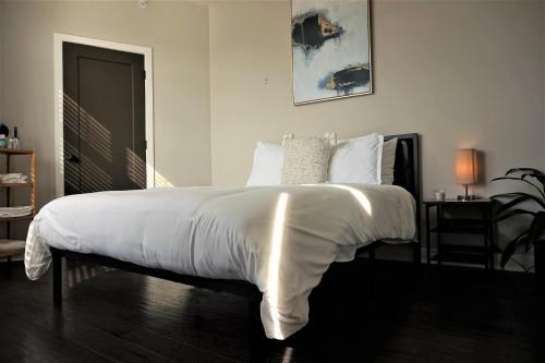 Luxury Condo Minutes From Downtown B4