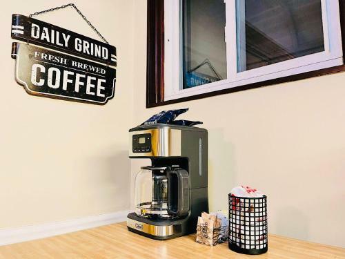 Stylish Cozy Family Retreat - 3br Near Downtown With Parking Wifi Self Check-in