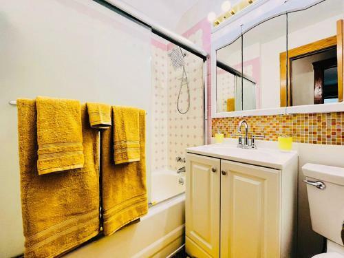 Stylish Cozy Family Retreat - 3br Near Downtown With Parking Wifi Self Check-in