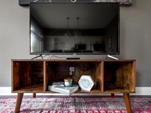 Luxury Condo With In-suite Laundry- Mins From Downtown E6