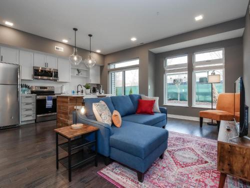 Luxury Condo With In-suite Laundry- Mins From Downtown E6