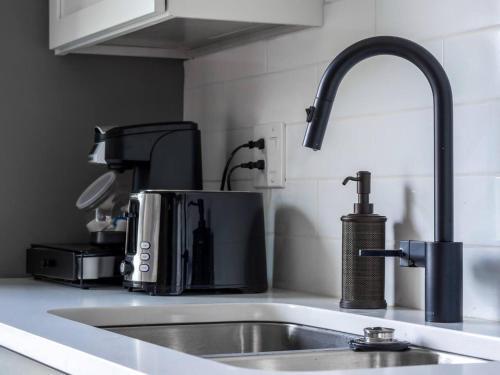 Luxury Condo With In-suite Laundry- Mins From Downtown E6